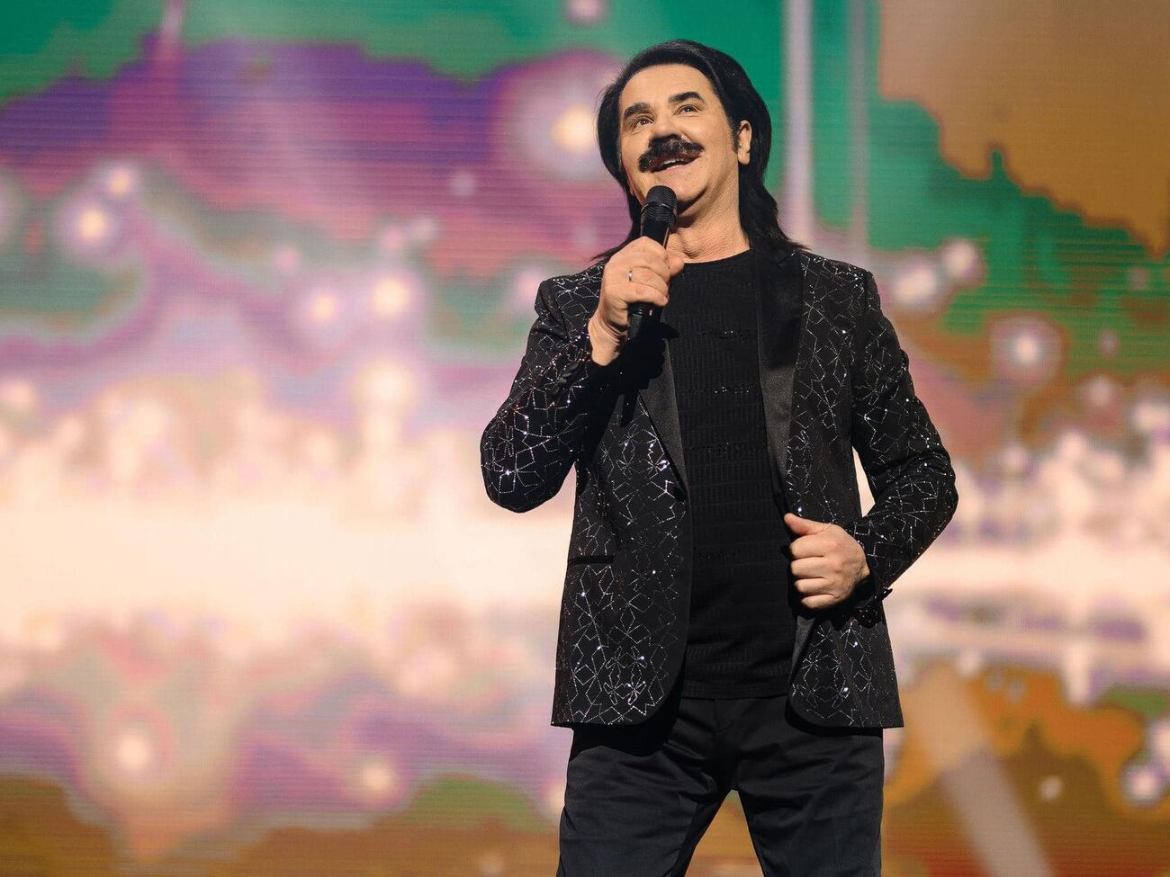 Зибров исполнил песню в сопровождении военного оркестра