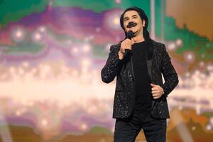 Зибров исполнил песню в сопровождении военного оркестра