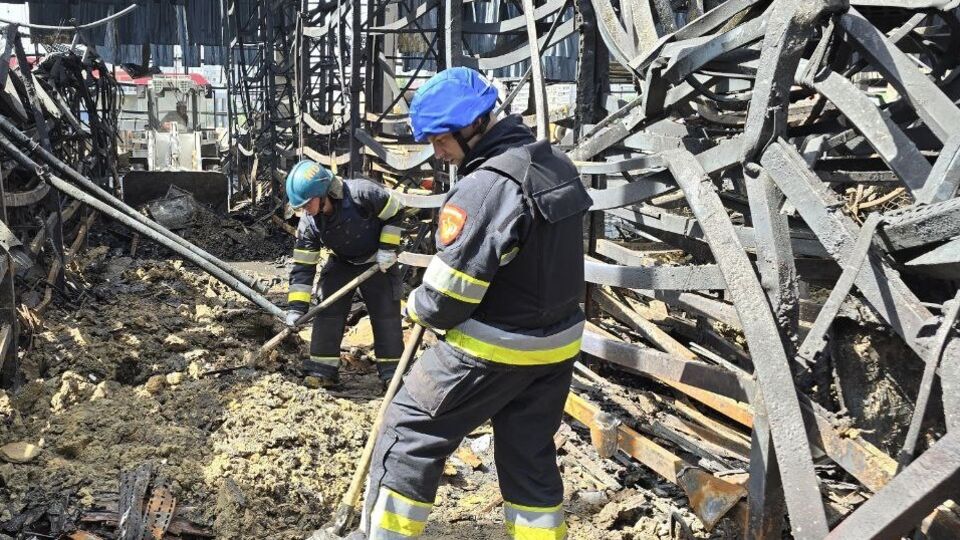Рятувальники й далі розбирають завали, шукають тіла й останки загиблих