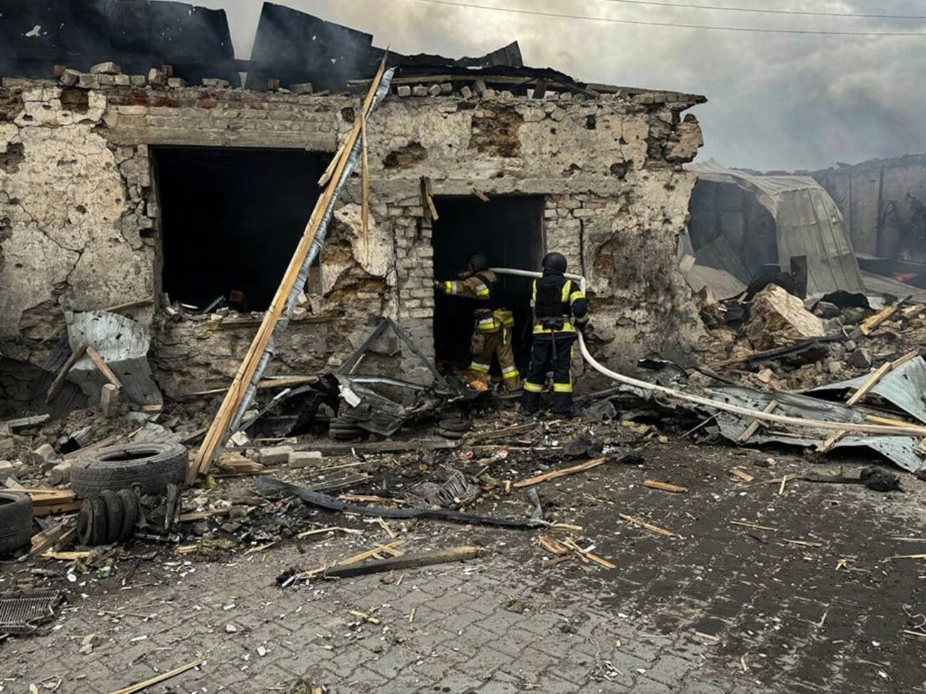 Пожежники ліквідували пожежу, яка сталася внаслідок ворожого удару