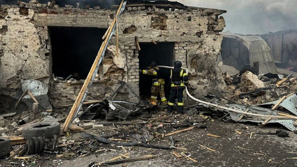 Пожарные ликвидировали пожар, который произошел в результате вражеского удара