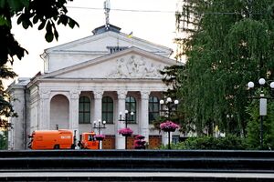 Театр остался почти без мужчин-работников