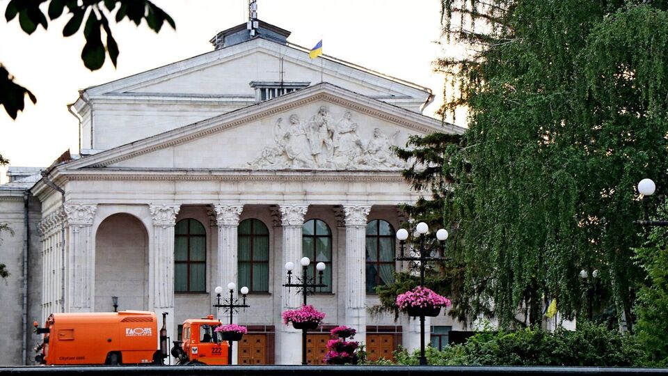 Театр остался почти без мужчин-работников