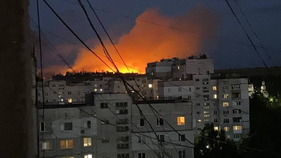 Пожар сняли очевидцы из многих точек