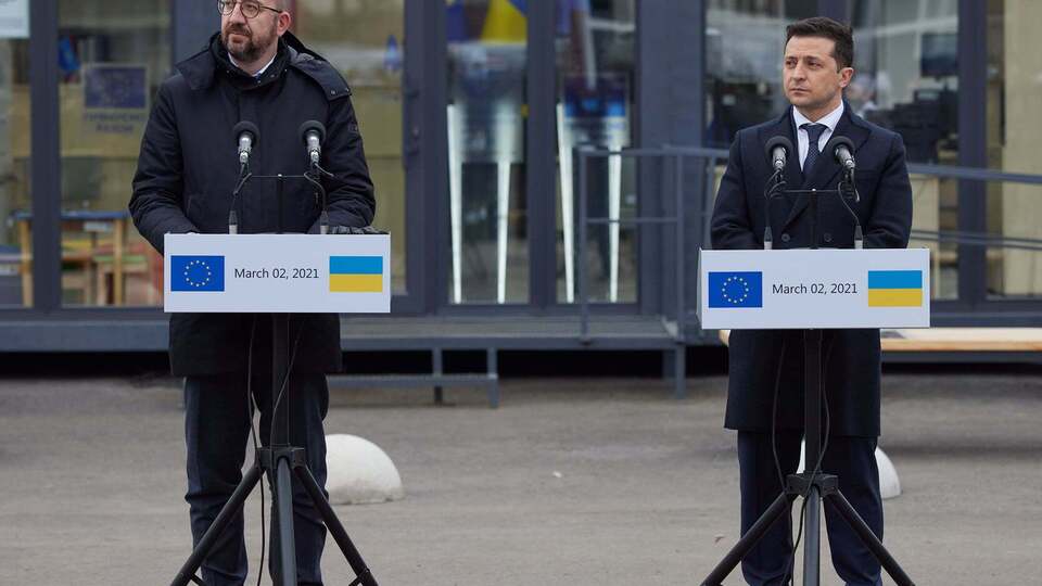 Зеленский поговорил с Мишелем о саммите мира, инициированном Украиной