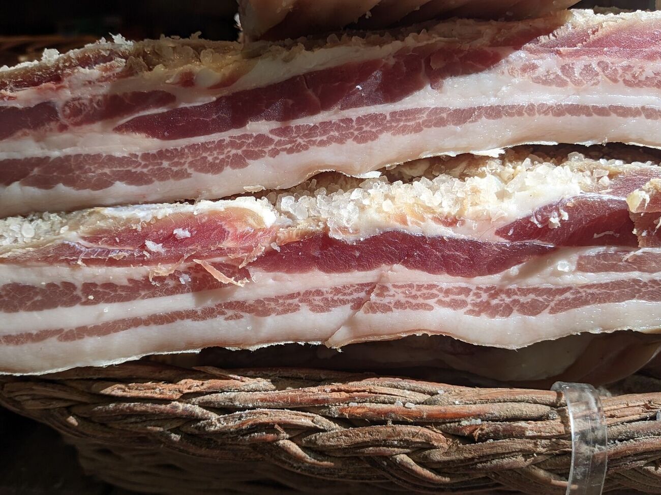 Сало нужно выбирать достаточно тонкое