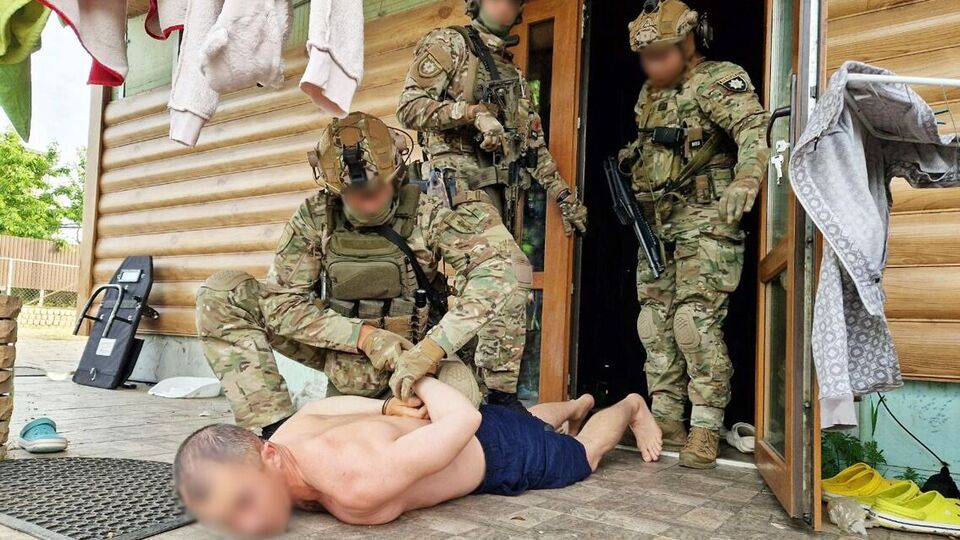Двох жителів Запорізької та Миколаївської областей підозрюють у підриві будівлі банку та спробі крадіжки