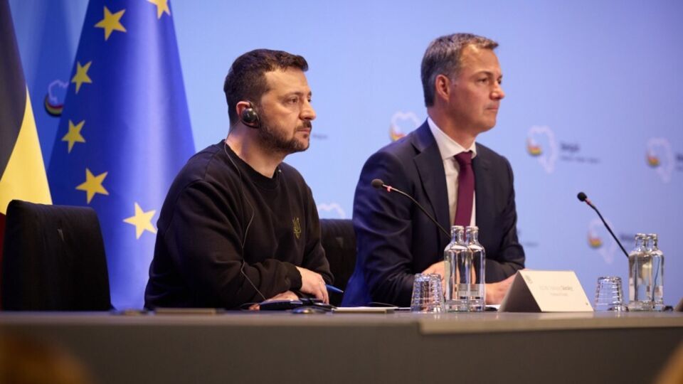 Зеленский призвал поставщиков военной помощи Украине разрешить применять их оружие по российской территории, де Кроо не поддерживает
