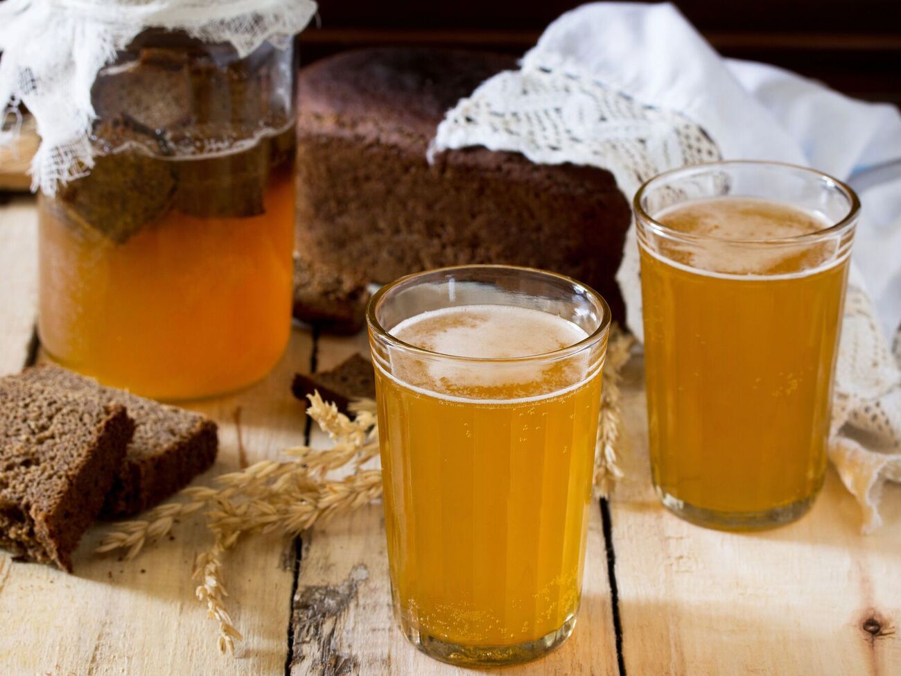 После появления пузырьков разлейте квас по бутылкам и оставьте на ночь в холодильнике