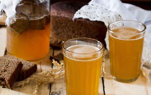 После появления пузырьков разлейте квас по бутылкам и оставьте на ночь в холодильнике