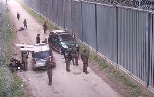 Під час спроби мігрантів силою перетнути кордон один з іноземців ударив ножем польського військового
