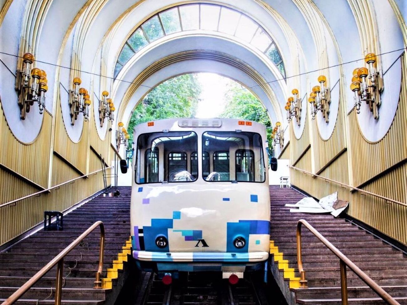 Пьяный силовик выбросил подростка из окна фуникулера, пришло к выводу следствие