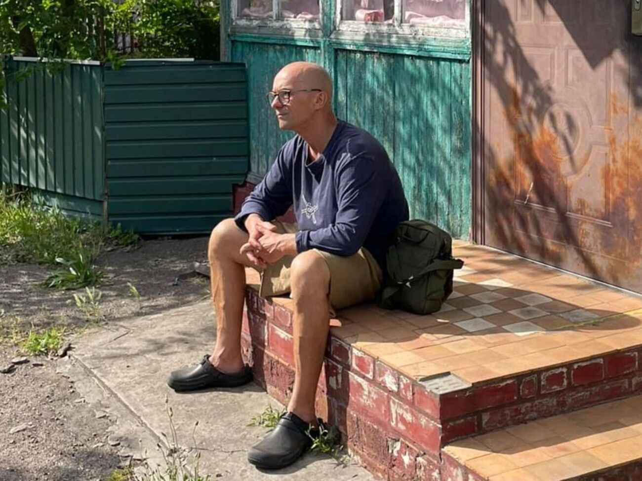 Родительский дом отдал беженцам из Бахмута. Первый год было им тяжело, а сейчас зеленеет огород, по огороду ходят куры, их пасет рябой кот. Живи, село!