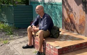 Родительский дом отдал беженцам из Бахмута. Первый год было им тяжело, а сейчас зеленеет огород, по огороду ходят куры, их пасет рябой кот. Живи, село!