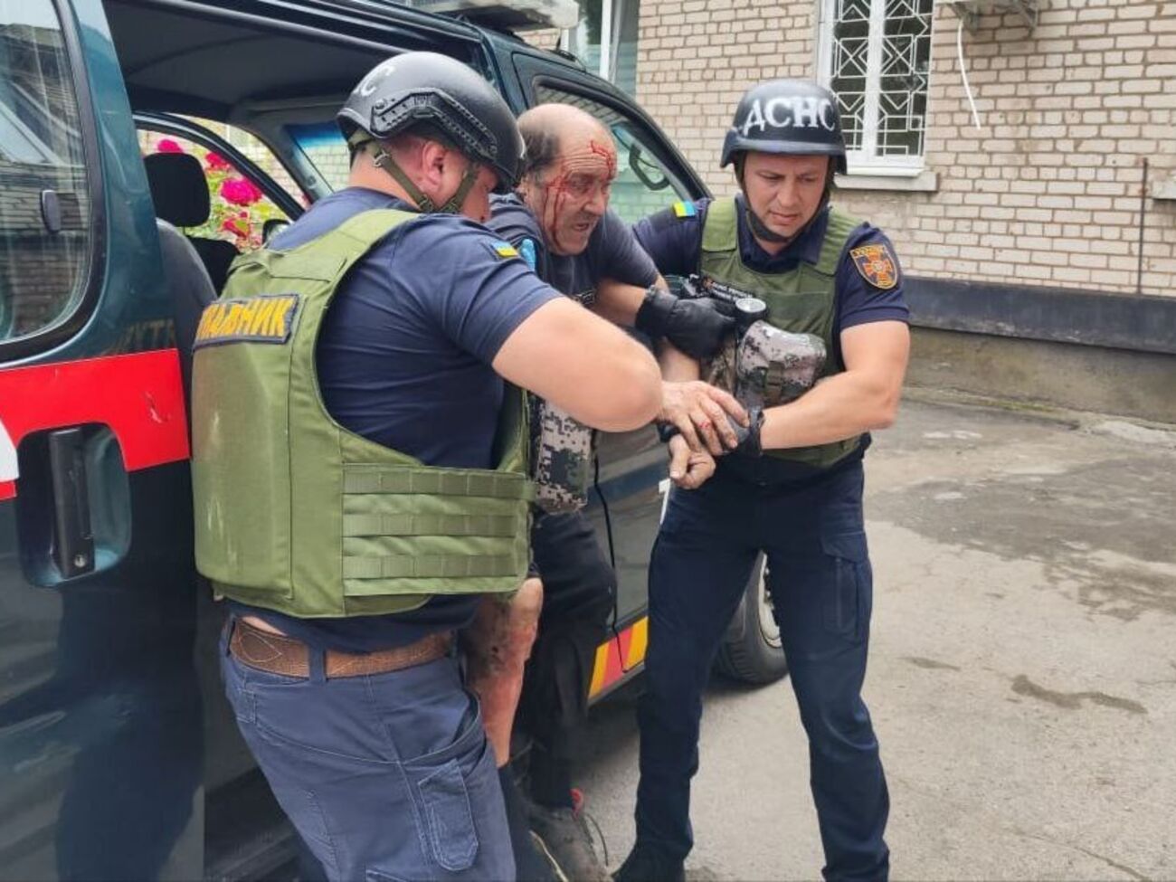 Обох постраждалих чоловіків госпіталізували