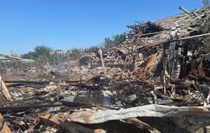 В результате удара в городе повреждены 10 домов и магазин