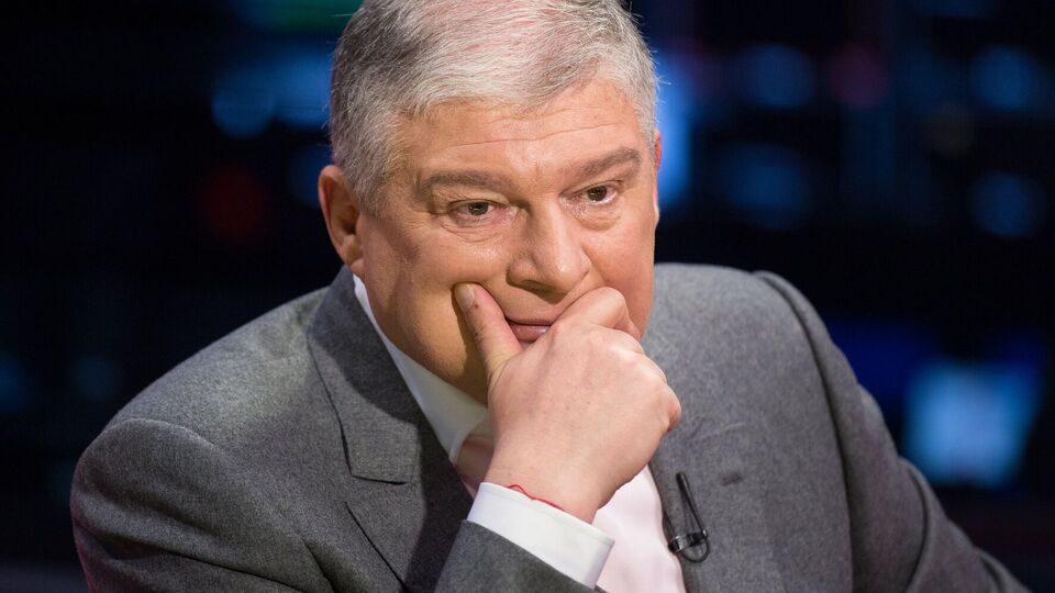 Червоненко з лютого до вересня 2005 року був міністром транспорту і зв'язку України