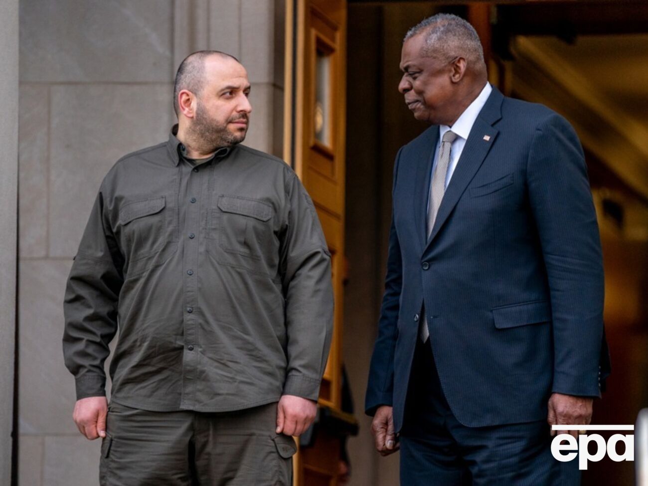 Умеров рассказал Остину, что Россия продолжает сбрасывать управляемые авиабомбы "вдоль всей линии фронта"