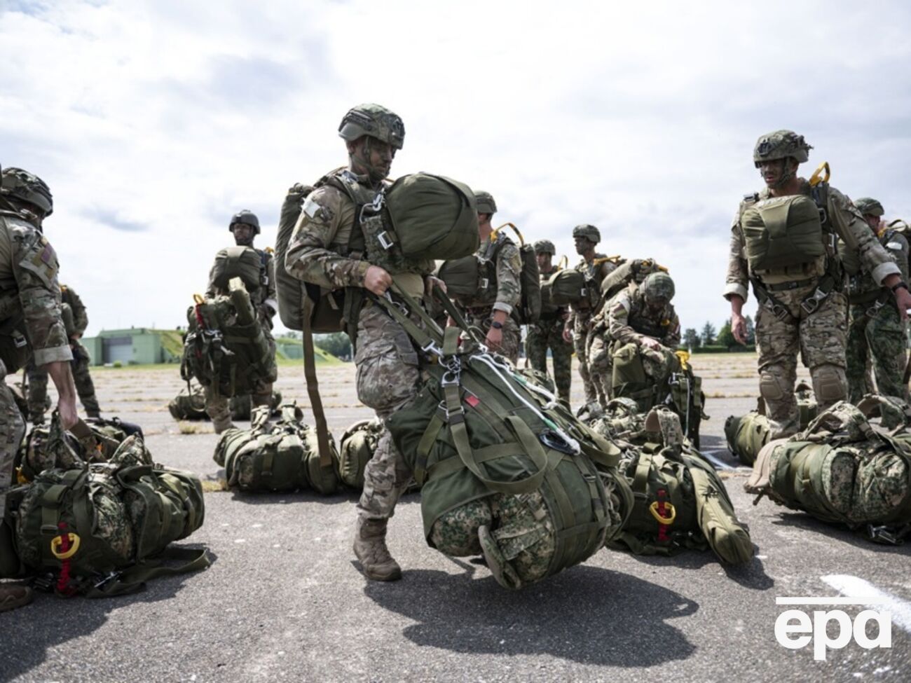 Підписанти листа вважають, що Україні треба допомогти перемогти