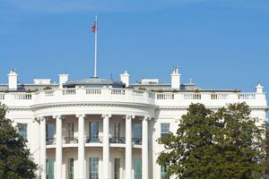 Окончательное решение по разрешению Украине наносить удары по РФ американским оружием в Белом доме еще не приняли, отметило Politico