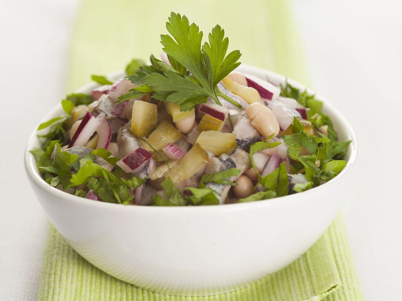 Інгредієнти для цього салату ріжуть кубиками