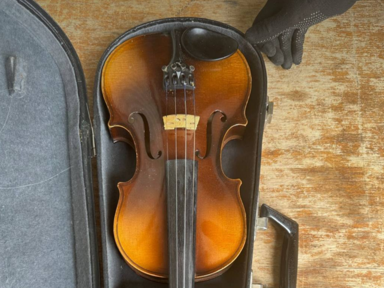 Українські прикордонники заявили, що через "Краковець" з України у багажнику авто намагалися вивезти скрипку Страдіварі