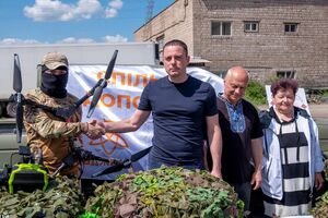 Андрій Білоусов: Також передаємо на передову перший безпілотний автомобіль, який волонтери й фахівці виготовили на замовлення наших воїнів