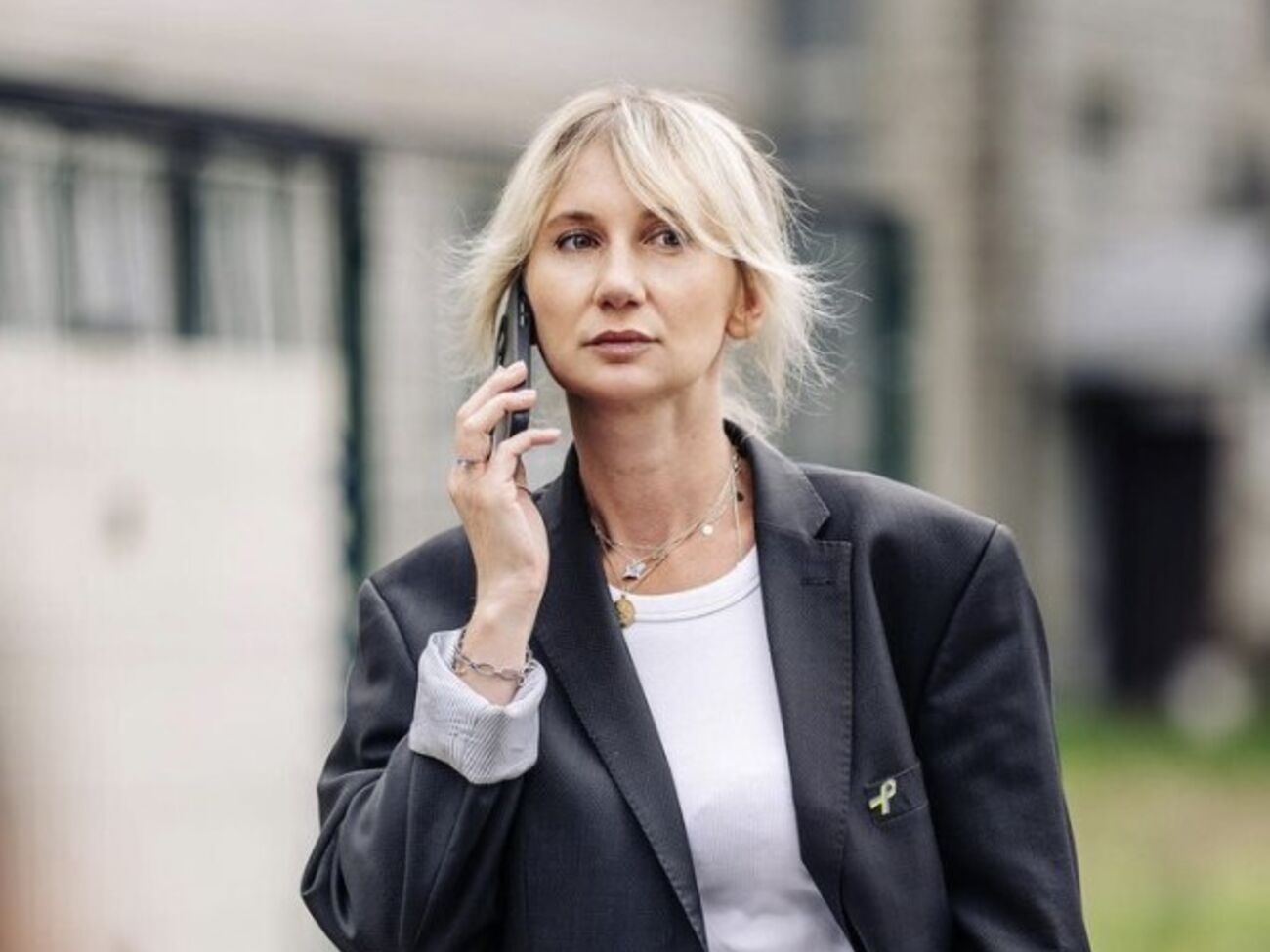 Какой тыл во время войны, когда все внимание приковано к полю боя? Часы операций, лужи крови и сложные решения врачей, протезистов и реабилитологов остаются за кадром