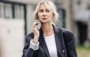 Какой тыл во время войны, когда все внимание приковано к полю боя? Часы операций, лужи крови и сложные решения врачей, протезистов и реабилитологов остаются за кадром