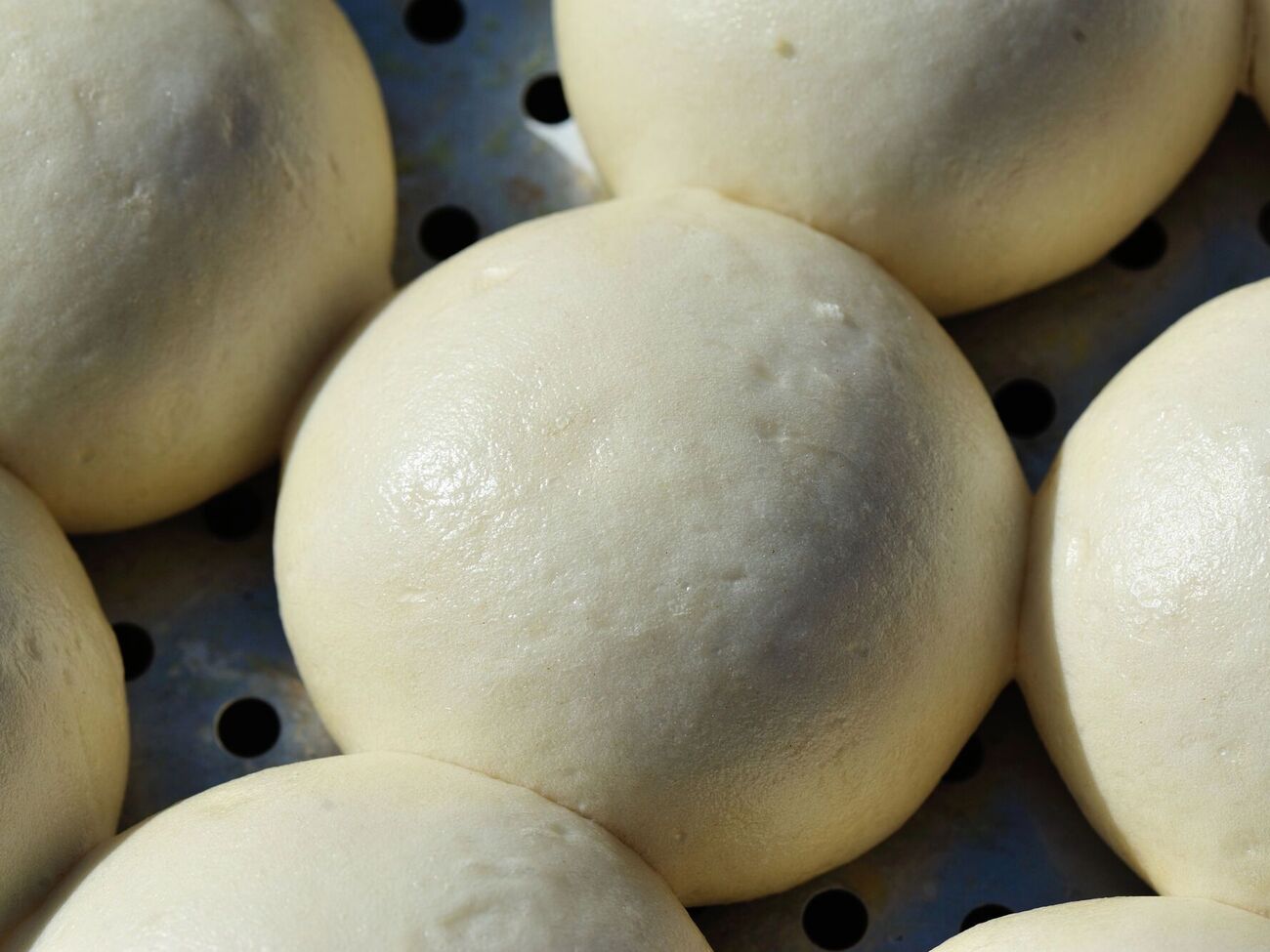 Сода работает мгновенно, разрыхлитель – уже в духовке