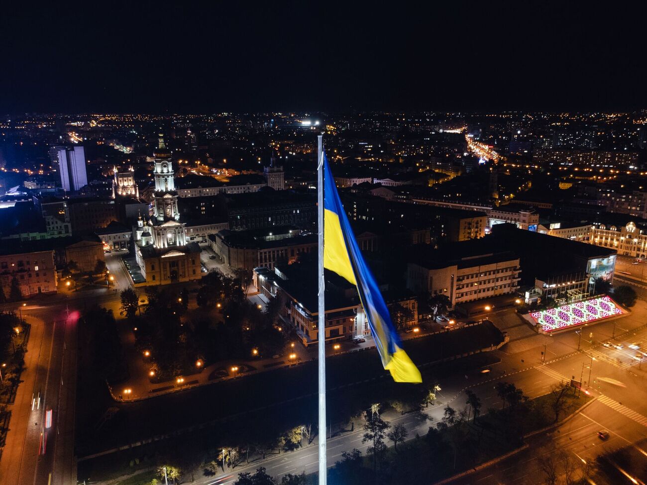 Окупанти влучили у п'ятиповерховий житловий будинок у Харкові, під завалами можуть бути люди, розповіли в ОВА