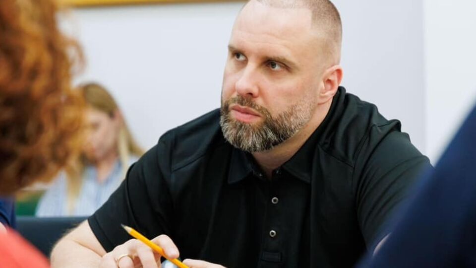 Оккупанты попали в пятиэтажный жилой дом в Новобаварском районе, рассказал Синегубов