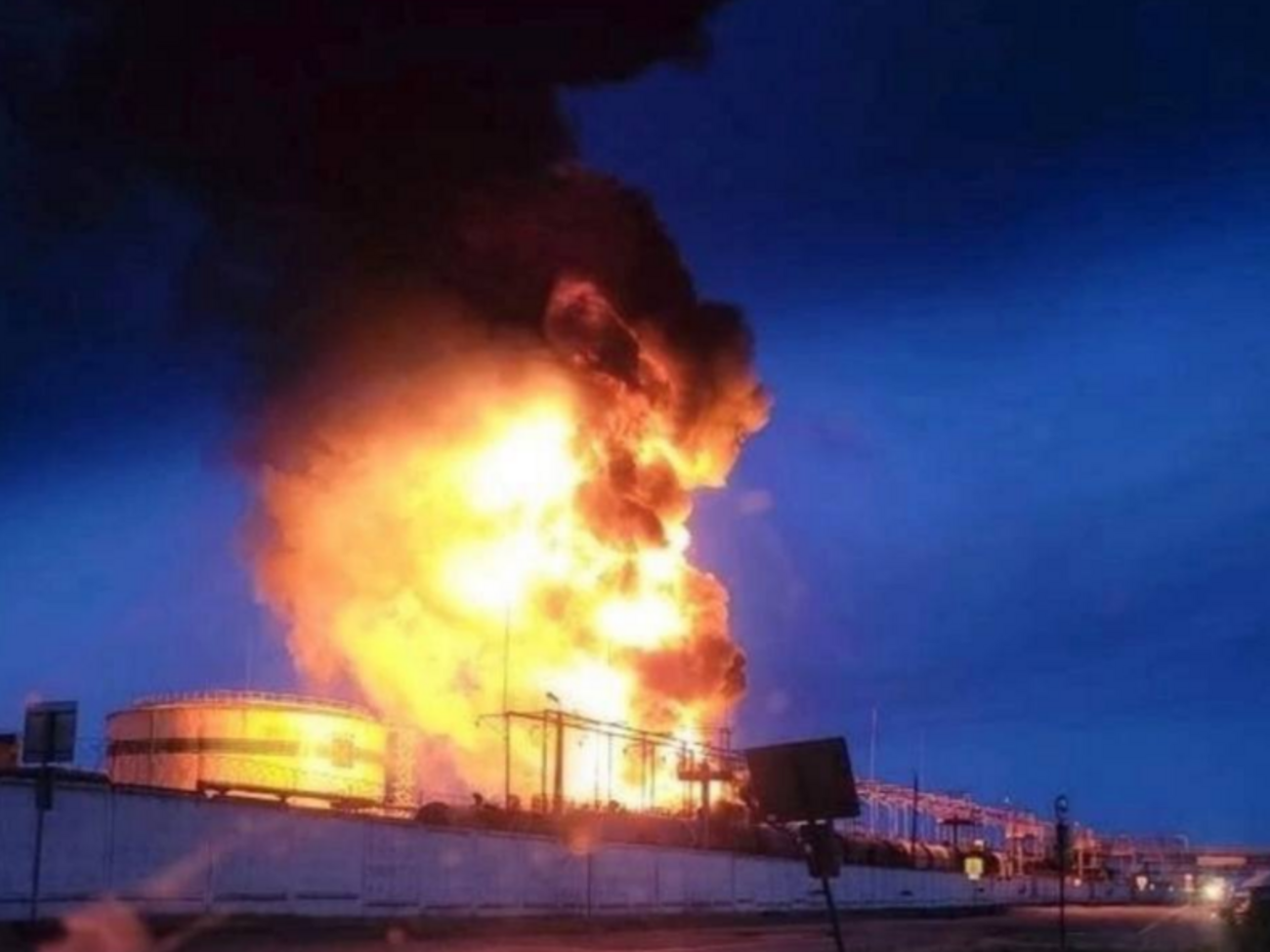 В Краснодарском крае ночью пылала нефтебаза