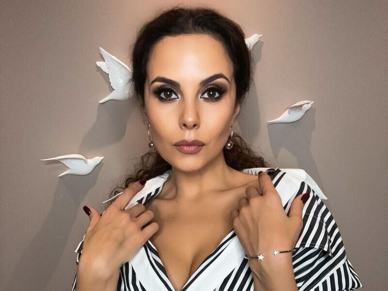 Каменских периодически публикует свои фото без косметики