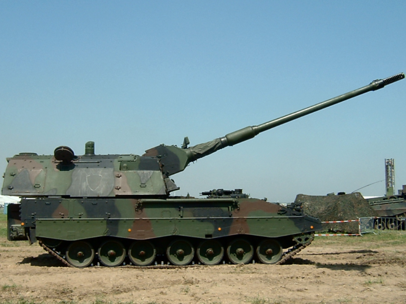 Украина сможет применять полученное из ФРГ вооружение (например, Panzerhaubitze 2000) для неглубоких ударов по территории РФ, пишут немецкие СМИ