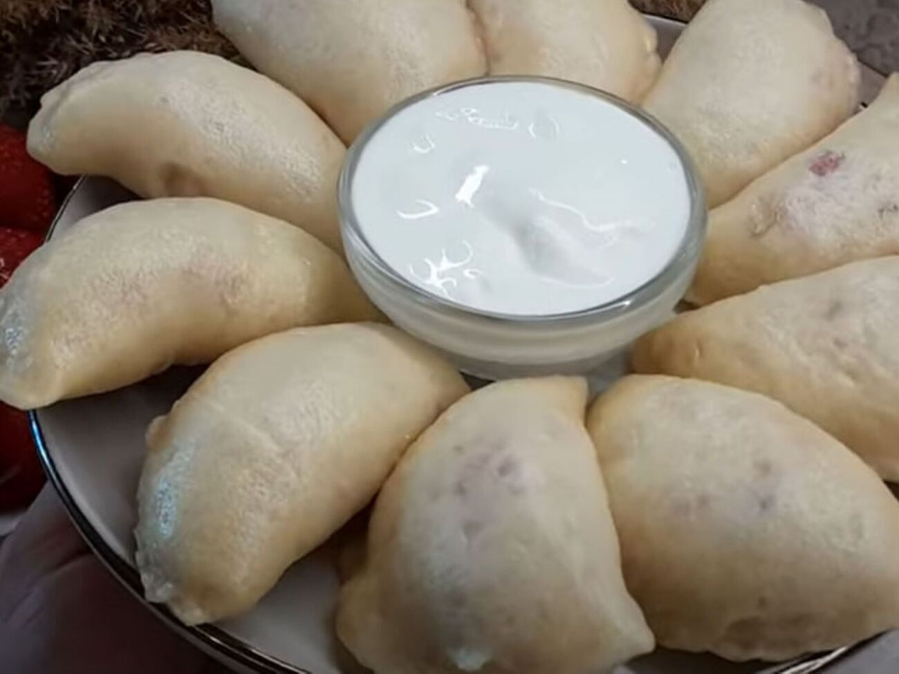 Вареники из теста на кефире автор ролика рекомендует готовить на пару