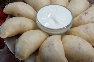 Вареники из теста на кефире автор ролика рекомендует готовить на пару