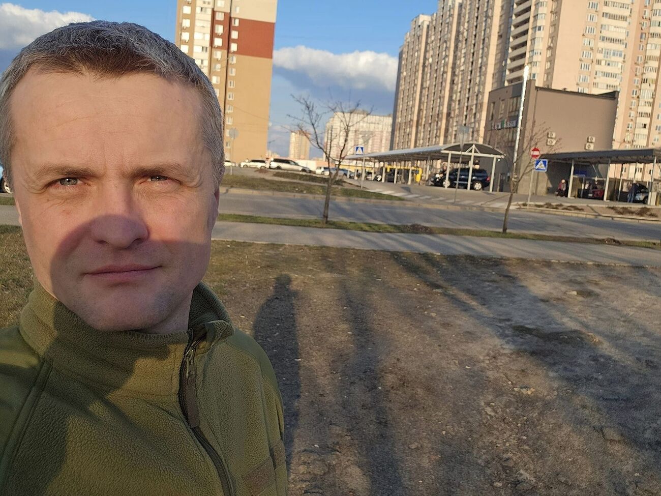 На горизонте вырастает ряд взрывов. А я думаю: "Вот еще 100 раз попадет не по нам, а что потом? Может, я когда-нибудь еще буду сеять хлеб и буду держать новорожденные колоски в руках?"