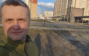 На горизонте вырастает ряд взрывов. А я думаю: "Вот еще 100 раз попадет не по нам, а что потом? Может, я когда-нибудь еще буду сеять хлеб и буду держать новорожденные колоски в руках?"