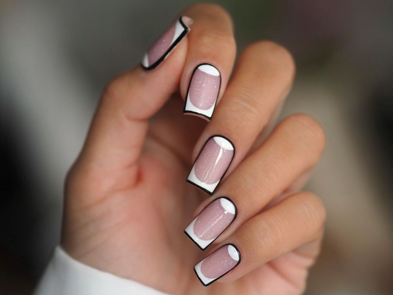 Мастер обвела контур с помощью тонкой кисти