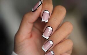 Мастер обвела контур с помощью тонкой кисти