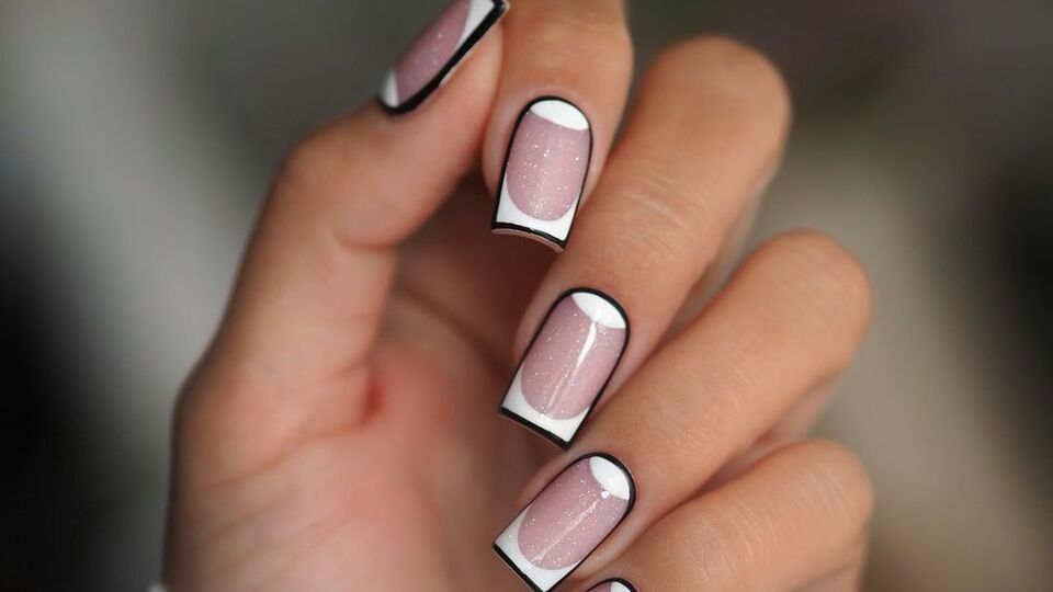 Мастер обвела контур с помощью тонкой кисти