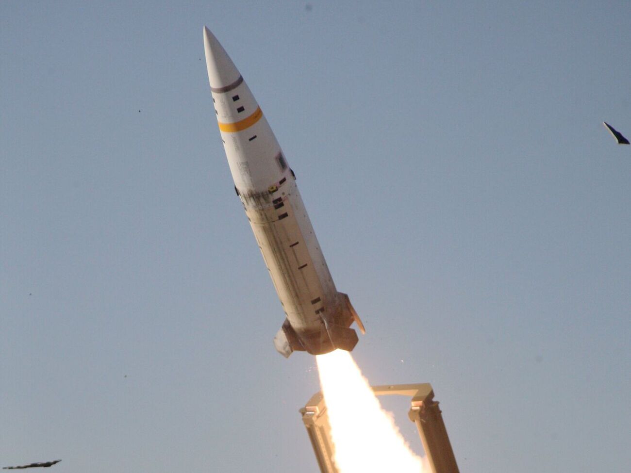 США разрешили Украине бить по РФ боеприпасами GMLRS и артиллерией, но не ракетами ATACMS, отмечали СМИ