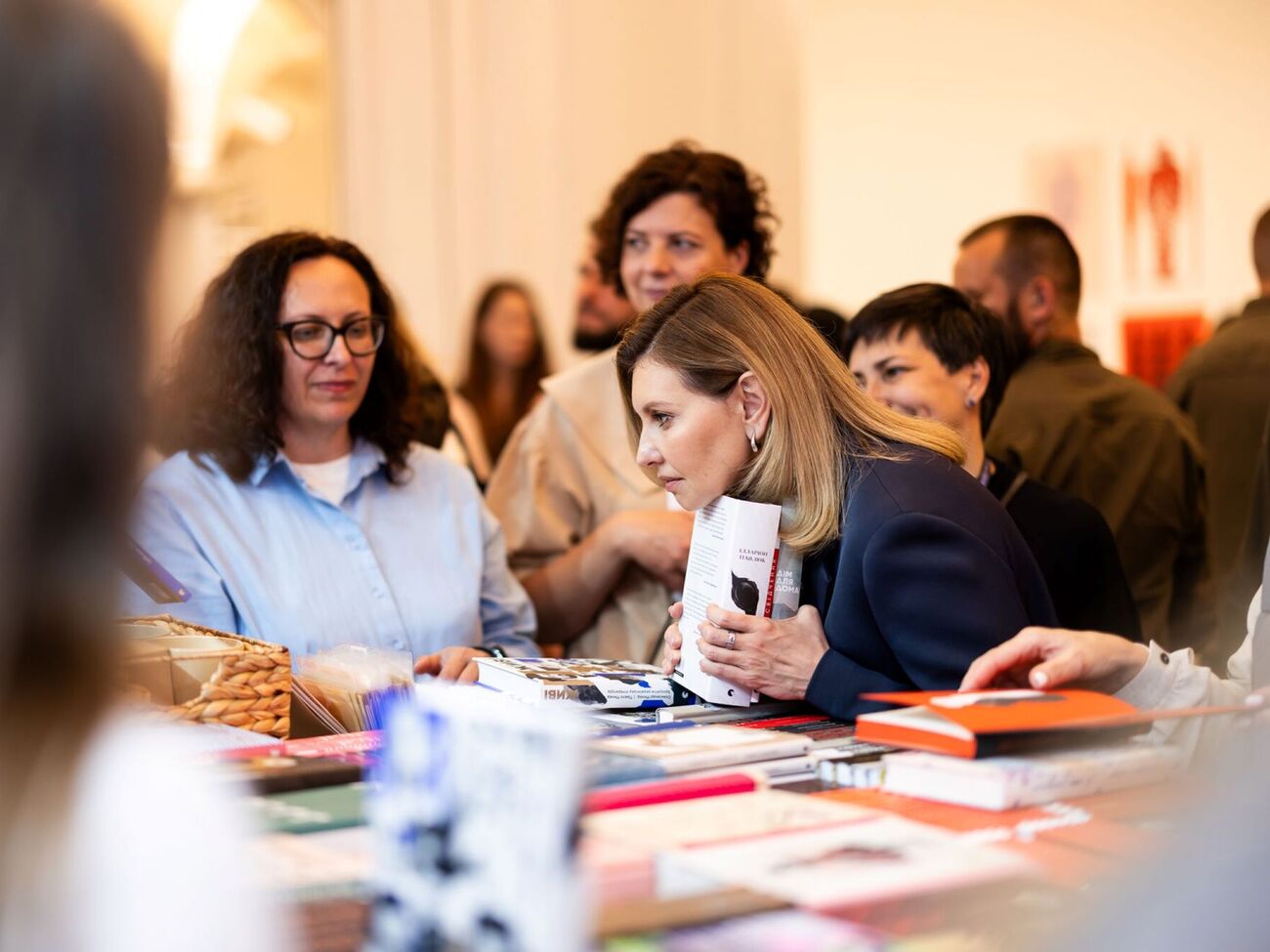 Зеленская: Сожженные книги. Они должны были пахнуть типографской краской, а пахнут горем