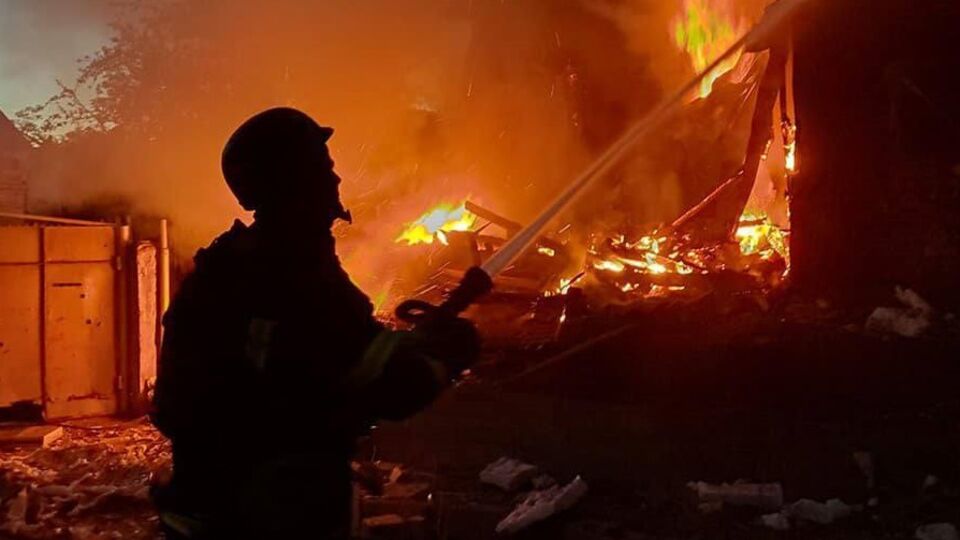 Унаслідок обстрілу загорівся будинок, рятувальники загасили пожежу
