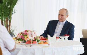 Путин тратит свои миллиарды долларов не только на яхты и дворцы, отметила писательница