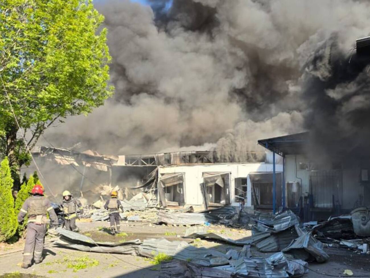У Харкові на виробничому підприємстві виникла масштабна пожежа внаслідок російського удару