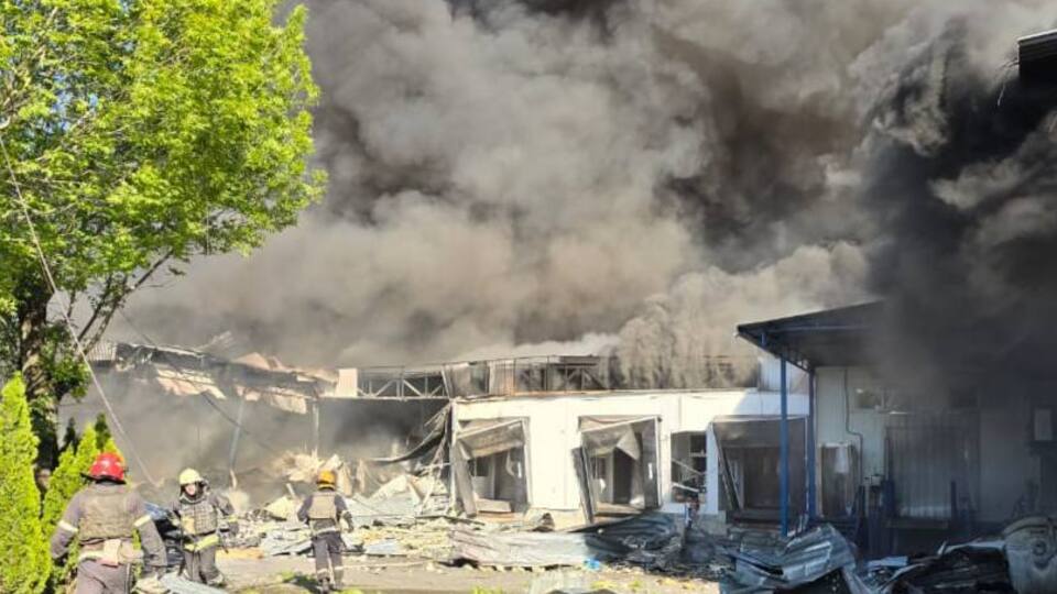 В Харькове на производственном предприятии возник масштабный пожар в результате российского удара