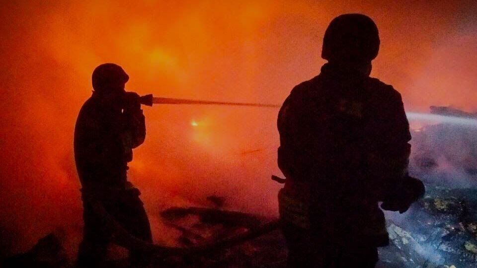 Ночью в Харькове тушили пожар в частном секторе из-за попадания ударного беспилотника