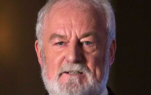 Хилл родился в декабре 1944 года в Манчестере